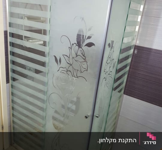 מקלחון פינתי מותקן מזכוכית מעוצבת בחדר רחצה